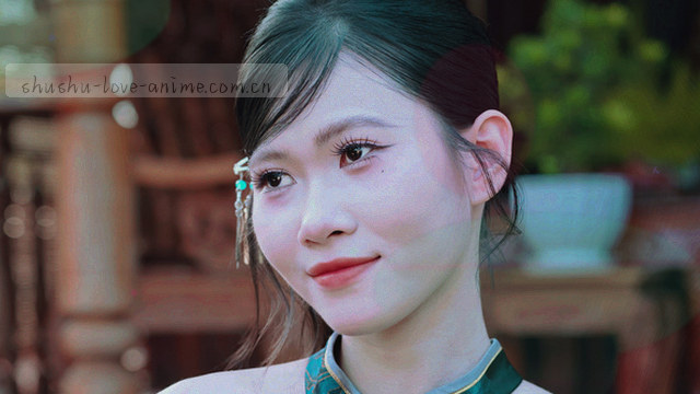 《夏夜灯下的院子》封面：老院子里挂满暖灯，竹椅与小木桌