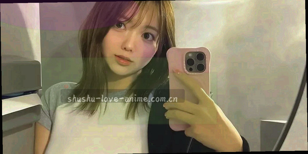 《来自叔叔的关爱》剧照：叔叔与侄女在院子里吃晚饭，暖黄灯光照亮餐桌